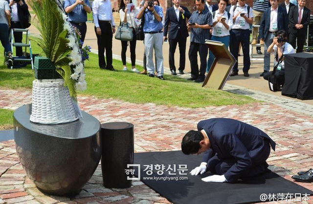 日本前首相鳩山由紀夫向韓國抗日烈士墓下跪