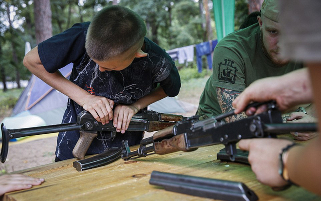 烏克蘭武裝組織訓練兒童射擊 最小"童軍"僅6歲