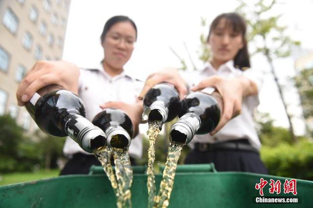 浙江義烏集中銷毀3噸不合格進口食品