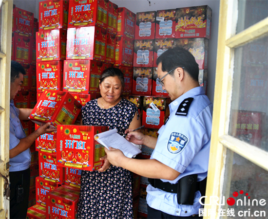 濱州商店派出所對煙花爆竹零售店進行檢查_fororder_對煙花爆竹零售店進行安全檢查.JPG