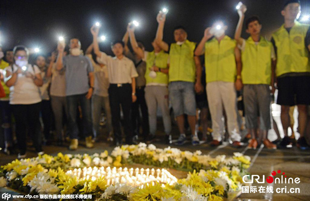 志願者搭建臨時祭奠站 追悼爆炸事故中死難者