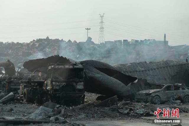 直擊天津港爆炸核心現場 警車消防車已成廢鐵