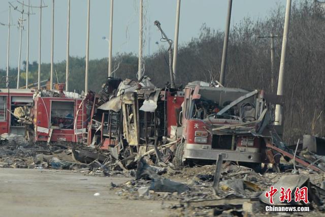 直擊天津港爆炸核心現場 警車消防車已成廢鐵