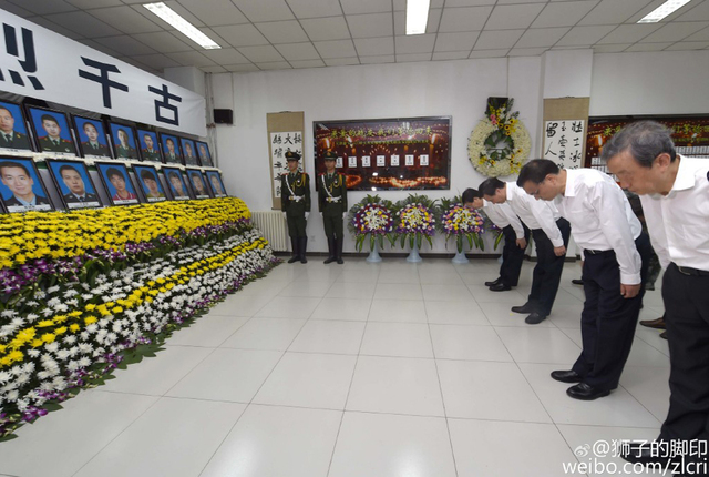 李克強向天津港爆炸事故遇難英烈鞠躬致敬