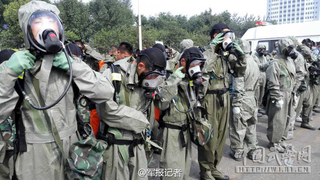 百餘名防化兵拉網式搜檢天津港爆炸核心區