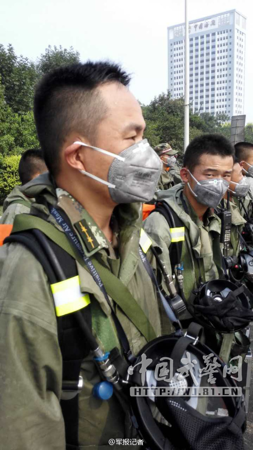 百餘名防化兵拉網式搜檢天津港爆炸核心區