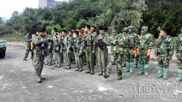 百餘名防化兵拉網式搜檢天津港爆炸核心區