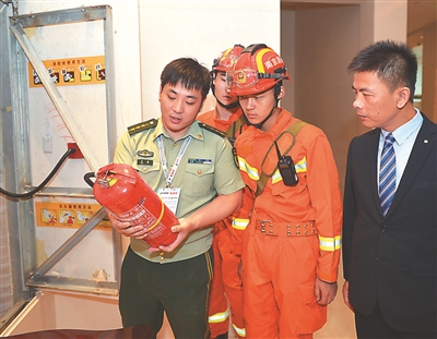 （平安江蘇圖文）南京市公安消防局對輪滑世錦賽場館進行巡查