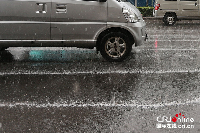 天津迎爆炸事故後首次降雨 路面現白色泡沫