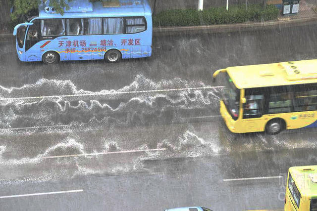 天津迎爆炸事故後首次降雨 路面現白色泡沫