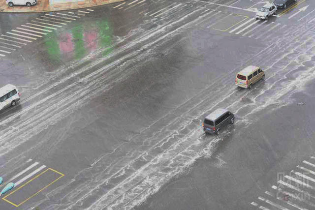 天津迎爆炸事故後首次降雨 路面現白色泡沫