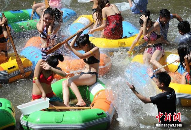 湖南“比基尼戰隊”與遊客水上“開戰”