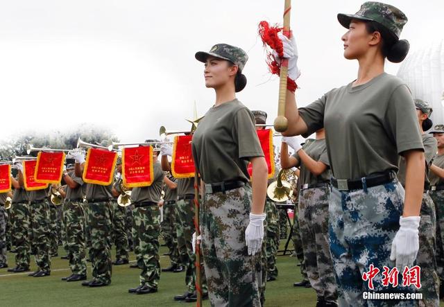 探訪閱兵基地 女兵持槍練隊英姿颯爽