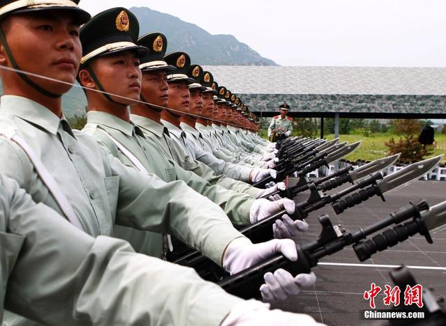 探訪閱兵基地 女兵持槍練隊英姿颯爽