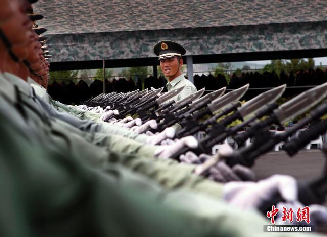 探訪閱兵基地 女兵持槍練隊英姿颯爽