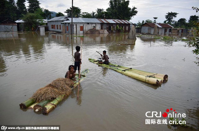 印度遭遇洪水襲擊 居民乘筏出行