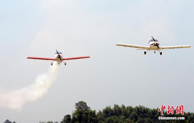 湖南現最“土豪”求愛 小夥“包”兩架飛機表白