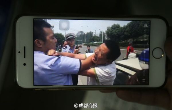 成都高校教授夫婦辱罵推打交警 被拘留5日