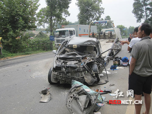 湖南一教練車彎道超車與貨車相撞 致一死一傷