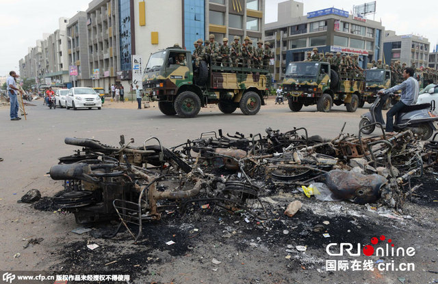 莫迪老家發生騷亂50萬人遊行 軍警開槍打死10人