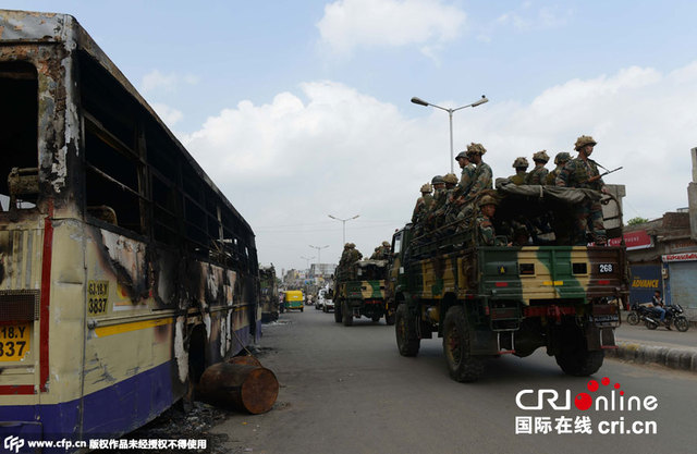 莫迪老家發生騷亂50萬人遊行 軍警開槍打死10人