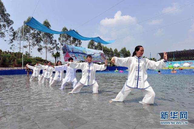 重慶市民演繹“水上太極拳”