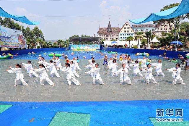 重慶市民演繹“水上太極拳”