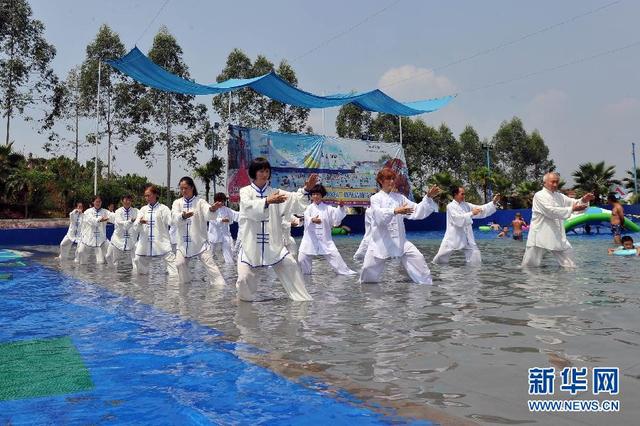 重慶市民演繹“水上太極拳”