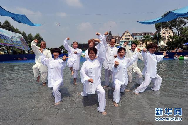 重慶市民演繹“水上太極拳”