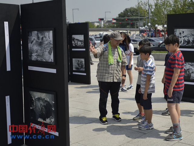 百餘張抗戰歷史圖片首爾展出 韓國老人講述日軍罪行