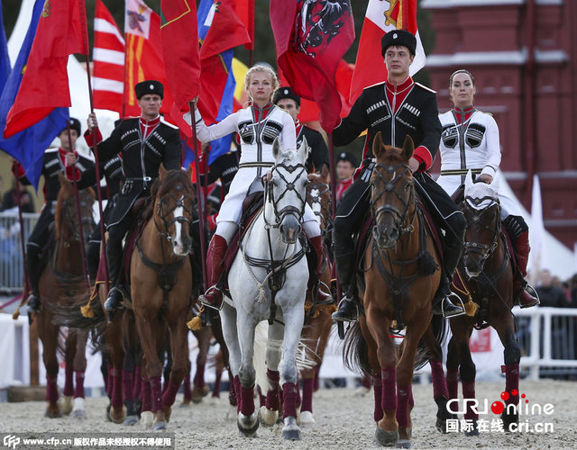 俄國際軍樂節開幕在即 騎兵表演展高超技能