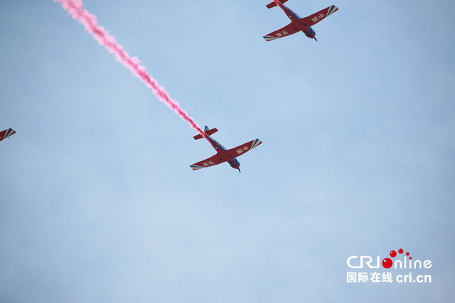 空中護旗方隊飛過天安門 20 架直升機呈現“70”字樣