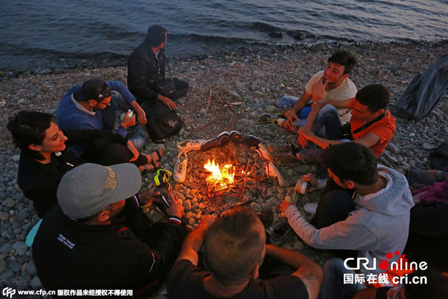 難民乘橡皮艇穿越愛琴海抵達希臘