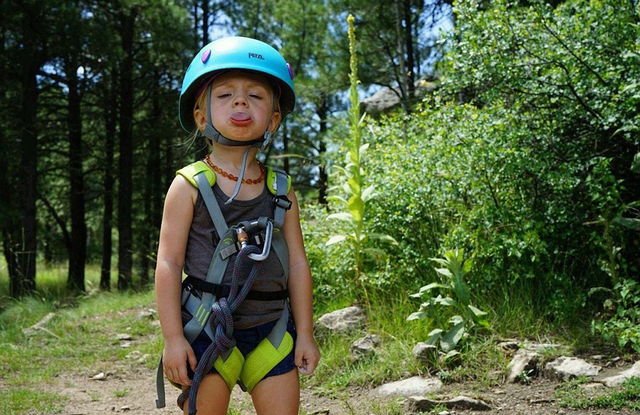 年輕母親背3歲女兒爬遍美國名山 一起騎馬攀岩