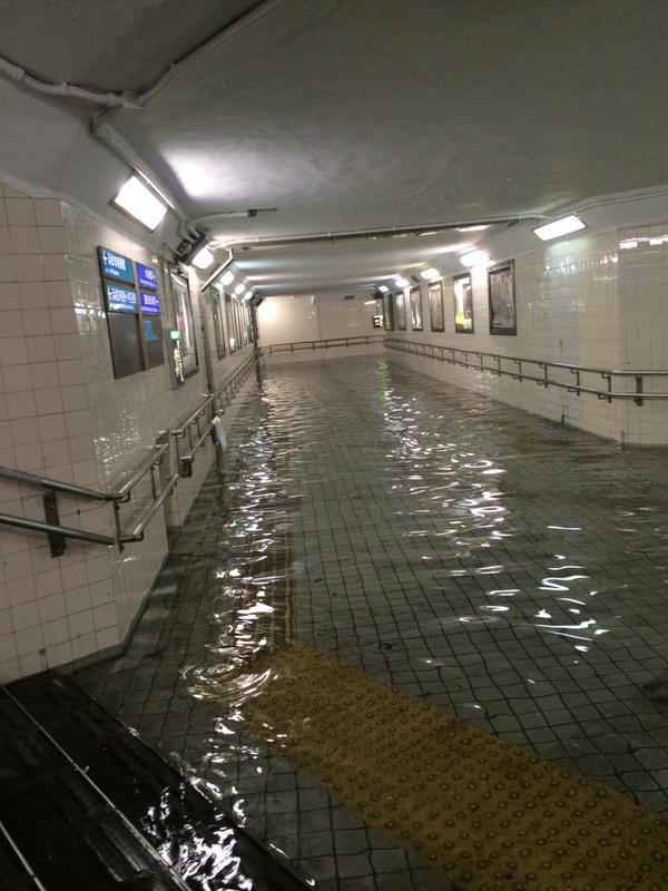 颱風“艾濤”登陸日本 雨水倒灌地下通道變游泳池