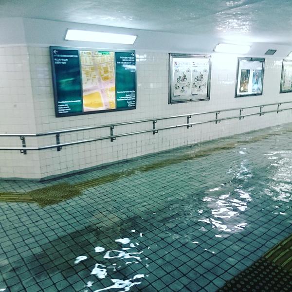 颱風“艾濤”登陸日本 雨水倒灌地下通道變游泳池