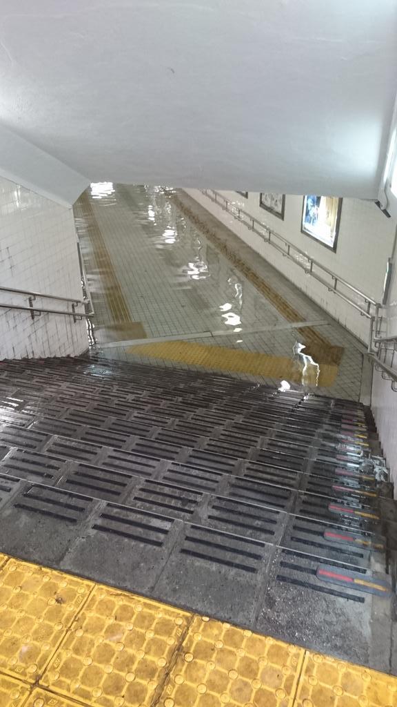 颱風“艾濤”登陸日本 雨水倒灌地下通道變游泳池