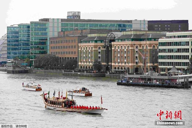 英國皇室駁船在泰晤士河上巡遊 慶祝女王創下在位紀錄