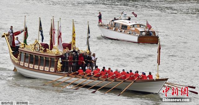 英國皇室駁船在泰晤士河上巡遊 慶祝女王創下在位紀錄