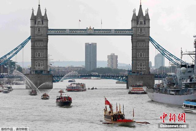 英國皇室駁船在泰晤士河上巡遊 慶祝女王創下在位紀錄