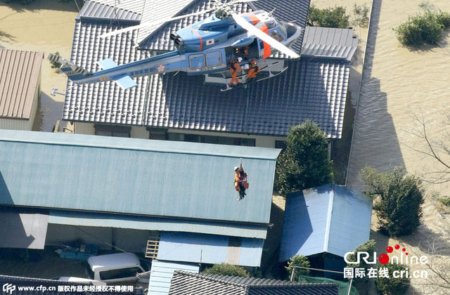 日本暴雨致上萬房屋被淹 居民抱狗爬屋頂等救援