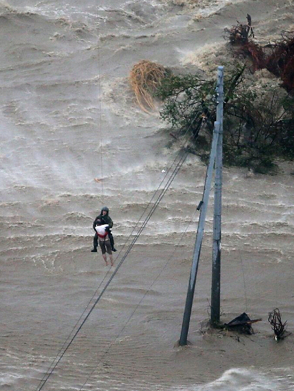 日本暴雨致上萬房屋被淹 居民抱狗爬屋頂等救援