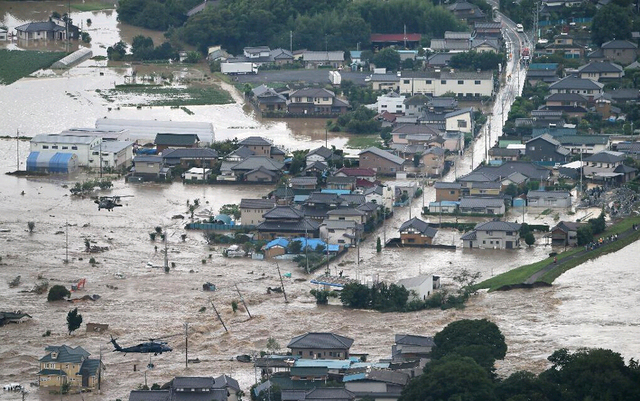 日本暴雨致上萬房屋被淹 居民抱狗爬屋頂等救援