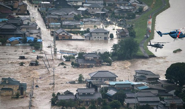 日本暴雨致上萬房屋被淹 居民抱狗爬屋頂等救援