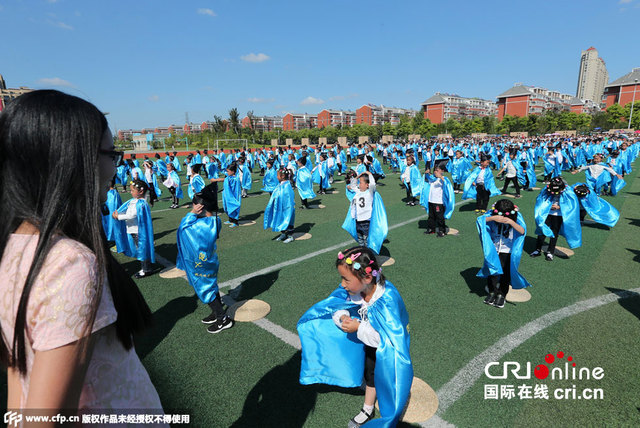 江蘇一小學學生入學向父母跪行感恩禮