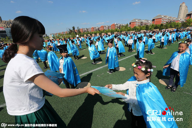 江蘇一小學學生入學向父母跪行感恩禮