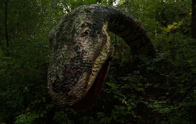 走進現實版侏羅紀公園：人造恐龍潛伏幽暗森林