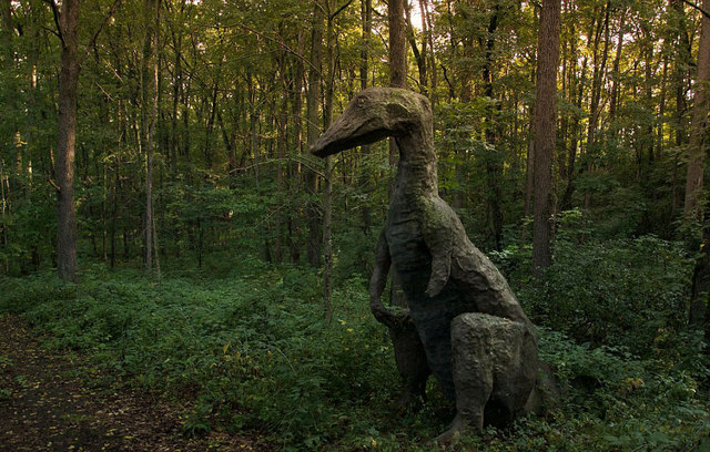 走進現實版侏羅紀公園：人造恐龍潛伏幽暗森林