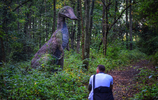 走進現實版侏羅紀公園：人造恐龍潛伏幽暗森林