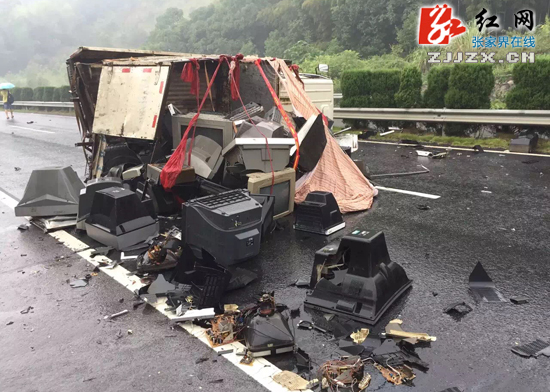 常張高速6車連環追尾 8人受傷